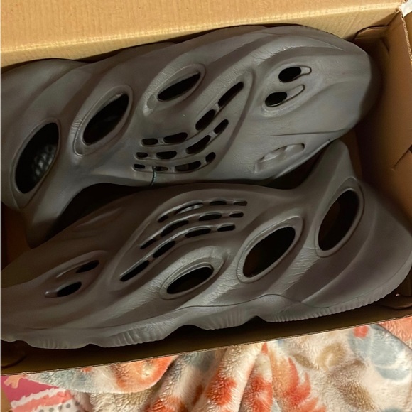 Yeezy Onyx size 9 - Picture 3 of 4